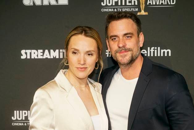 Marc Barthel, Schauspieler, und seine Partnerin Anna Hofbauer zu Gast auf dem roten Teppich bei der Preisverleihung des 47. Jupiter-Award im Altonaer Kaispeicher am 10.04.2025 in Hamburg Hamburg Deutschland