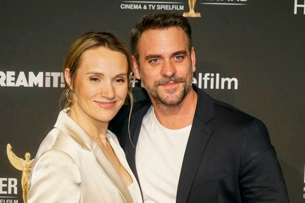 Marc Barthel, Schauspieler, und seine Partnerin Anna Hofbauer zu Gast auf dem roten Teppich bei der Preisverleihung des 47. Jupiter-Award im Altonaer Kaispeicher am 10.04.2025 in Hamburg Hamburg Deutschland