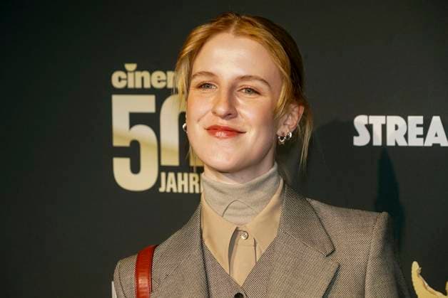 Klara Lange, Schauspielerin zu Gast auf dem roten Teppich bei der Preisverleihung des 47. Jupiter-Award im Altonaer Kaispeicher am 10.04.2025 in Hamburg Hamburg Deutschland