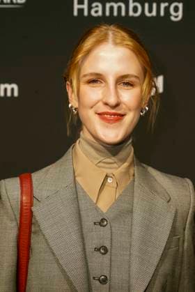 Klara Lange, Schauspielerin zu Gast auf dem roten Teppich bei der Preisverleihung des 47. Jupiter-Award im Altonaer Kaispeicher am 10.04.2025 in Hamburg Hamburg Deutschland