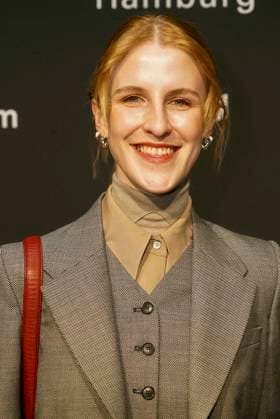 Klara Lange, Schauspielerin zu Gast auf dem roten Teppich bei der Preisverleihung des 47. Jupiter-Award im Altonaer Kaispeicher am 10.04.2025 in Hamburg Hamburg Deutschland