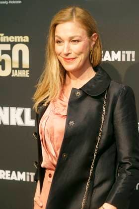 Julia Stinshoff, Schauspielerin zu Gast auf dem roten Teppich bei der Preisverleihung des 47. Jupiter-Award im Altonaer Kaispeicher am 10.04.2025 in Hamburg Hamburg Deutschland