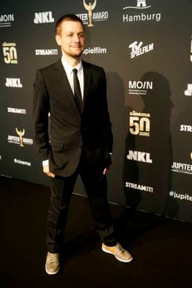 Tobias Schlegl, Moderator und RettungssanitÂäter zu Gast auf dem roten Teppich bei der Preisverleihung des 47. Jupiter-Award im Altonaer Kaispeicher am 10.04.2025 in Hamburg Hamburg Deutschland