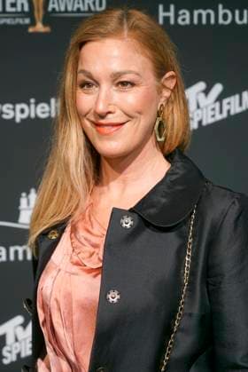 Julia Stinshoff, Schauspielerin zu Gast auf dem roten Teppich bei der Preisverleihung des 47. Jupiter-Award im Altonaer Kaispeicher am 10.04.2025 in Hamburg Hamburg Deutschland