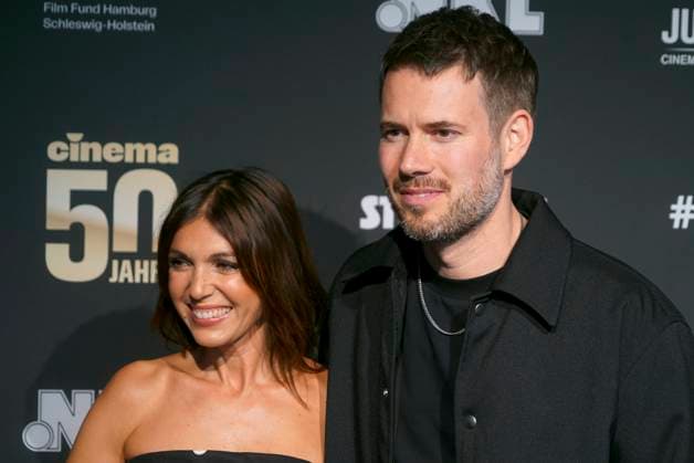 Johannes Strate, Saenger der Band Revolverheld und seiner Partnerin Anna Angelina Wolfers zu Gast auf dem roten Teppich bei der Preisverleihung des 47. Jupiter-Award im Altonaer Kaispeicher am 10.04.2025 in Hamburg Hamburg Deutschland