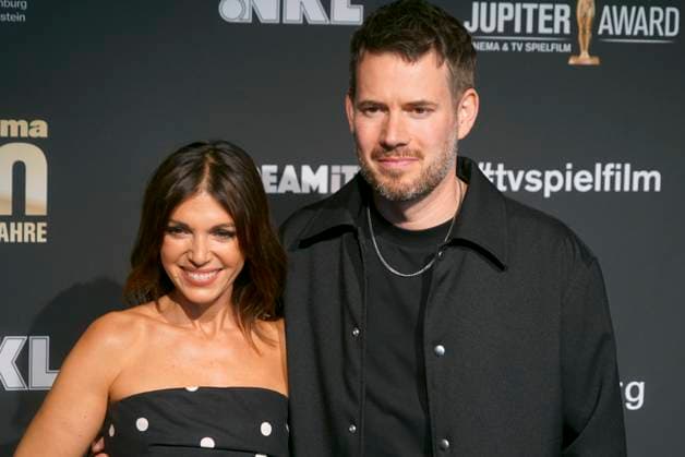 Johannes Strate, Saenger der Band Revolverheld und seiner Partnerin Anna Angelina Wolfers zu Gast auf dem roten Teppich bei der Preisverleihung des 47. Jupiter-Award im Altonaer Kaispeicher am 10.04.2025 in Hamburg Hamburg Deutschland