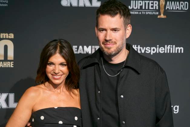 Johannes Strate, Saenger der Band Revolverheld und seiner Partnerin Anna Angelina Wolfers zu Gast auf dem roten Teppich bei der Preisverleihung des 47. Jupiter-Award im Altonaer Kaispeicher am 10.04.2025 in Hamburg Hamburg Deutschland