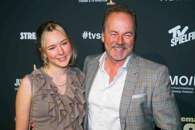 Till Demtroeder, Schauspieler, kommt mit seiner Tochter Lina Demtroeder zu Gast auf dem roten Teppich bei der Preisverleihung des 47. Jupiter-Award im Altonaer Kaispeicher am 10.04.2025 in Hamburg Hamburg Deutschland