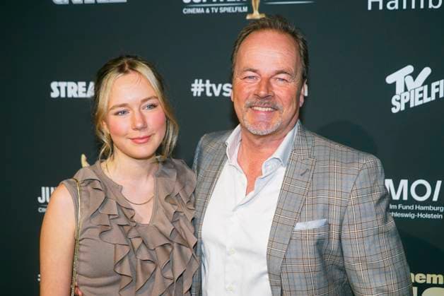 Till Demtroeder, Schauspieler, kommt mit seiner Tochter Lina Demtroeder zu Gast auf dem roten Teppich bei der Preisverleihung des 47. Jupiter-Award im Altonaer Kaispeicher am 10.04.2025 in Hamburg Hamburg Deutschland