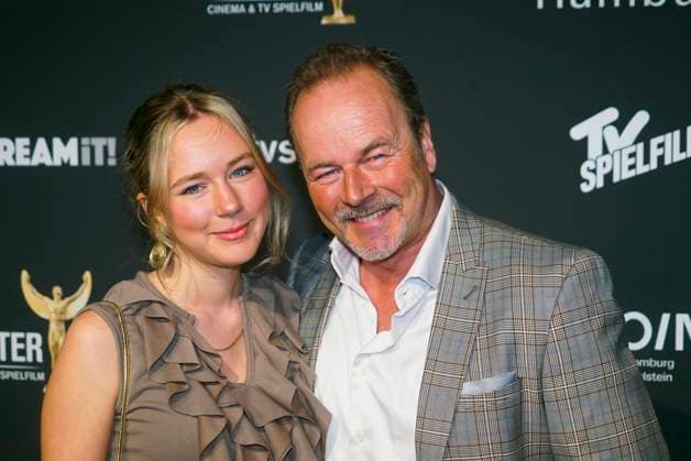 Till Demtroeder, Schauspieler, kommt mit seiner Tochter Lina Demtroeder zu Gast auf dem roten Teppich bei der Preisverleihung des 47. Jupiter-Award im Altonaer Kaispeicher am 10.04.2025 in Hamburg Hamburg Deutschland