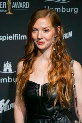 Pheline Roggan, Schauspielerin zu Gast auf dem roten Teppich bei der Preisverleihung des 47. Jupiter-Award im Altonaer Kaispeicher am 10.04.2025 in Hamburg Hamburg Deutschland