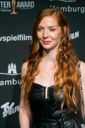 Pheline Roggan, Schauspielerin zu Gast auf dem roten Teppich bei der Preisverleihung des 47. Jupiter-Award im Altonaer Kaispeicher am 10.04.2025 in Hamburg Hamburg Deutschland