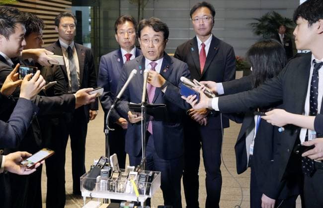 News Themen der Woche KW15 News Bilder des Tages Japan government task force on U.S. tariffs Japanese economic revitalization minister Ryosei Akazawa (C) meets the press at the prime minister s office in Tokyo on April 11, 2025, after attending a meeting of a government task force to discuss how to respond to U.S. President Donald Trump s global reciprocal tariffs. Akazawa is responsible for tariff talks with the United States.  A14AA0004431750P