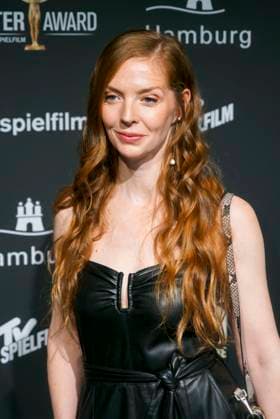 Pheline Roggan, Schauspielerin zu Gast auf dem roten Teppich bei der Preisverleihung des 47. Jupiter-Award im Altonaer Kaispeicher am 10.04.2025 in Hamburg Hamburg Deutschland