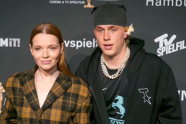 Karoline Herfurth, Schauspielerin, mit Noah Kraus, Saenger und Schauspieler zu Gast auf dem roten Teppich bei der Preisverleihung des 47. Jupiter-Award im Altonaer Kaispeicher am 10.04.2025 in Hamburg Hamburg Deutschland