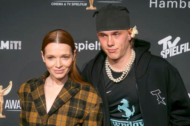 Karoline Herfurth, Schauspielerin, mit Noah Kraus, Saenger und Schauspieler zu Gast auf dem roten Teppich bei der Preisverleihung des 47. Jupiter-Award im Altonaer Kaispeicher am 10.04.2025 in Hamburg Hamburg Deutschland