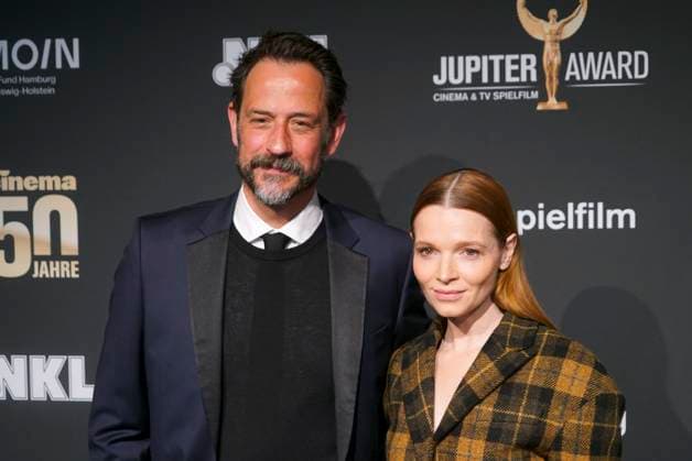 Karoline Herfurth, Schauspielerin, mit ihrem Ehemann Chris Doll, Produzent und Geschaeftsführer Hellinger & Doll zu Gast auf dem roten Teppich bei der Preisverleihung des 47. Jupiter-Award im Altonaer Kaispeicher am 10.04.2025 in Hamburg Hamburg Deutschland