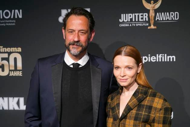 Karoline Herfurth, Schauspielerin, mit ihrem Ehemann Chris Doll, Produzent und Geschaeftsführer Hellinger & Doll zu Gast auf dem roten Teppich bei der Preisverleihung des 47. Jupiter-Award im Altonaer Kaispeicher am 10.04.2025 in Hamburg Hamburg Deutschland