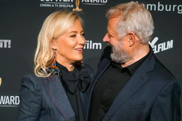 Axel Milberg, Schauspieler, und seine Ehefrau Edith Milberg zu Gast auf dem roten Teppich bei der Preisverleihung des 47. Jupiter-Award im Altonaer Kaispeicher am 10.04.2025 in Hamburg Hamburg Deutschland