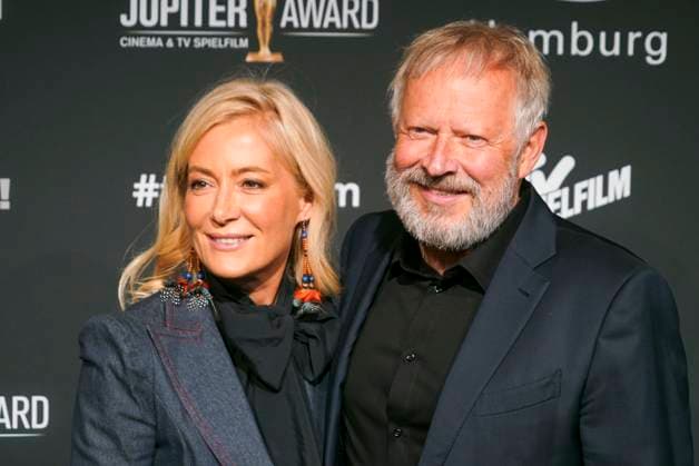 Axel Milberg, Schauspieler, und seine Ehefrau Edith Milberg zu Gast auf dem roten Teppich bei der Preisverleihung des 47. Jupiter-Award im Altonaer Kaispeicher am 10.04.2025 in Hamburg Hamburg Deutschland