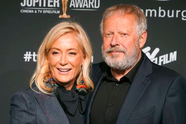 Axel Milberg, Schauspieler, und seine Ehefrau Edith Milberg zu Gast auf dem roten Teppich bei der Preisverleihung des 47. Jupiter-Award im Altonaer Kaispeicher am 10.04.2025 in Hamburg Hamburg Deutschland