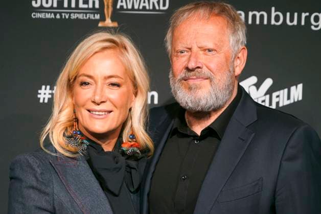 Axel Milberg, Schauspieler, und seine Ehefrau Edith Milberg zu Gast auf dem roten Teppich bei der Preisverleihung des 47. Jupiter-Award im Altonaer Kaispeicher am 10.04.2025 in Hamburg Hamburg Deutschland