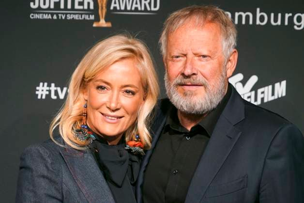 Axel Milberg, Schauspieler, und seine Ehefrau Edith Milberg zu Gast auf dem roten Teppich bei der Preisverleihung des 47. Jupiter-Award im Altonaer Kaispeicher am 10.04.2025 in Hamburg Hamburg Deutschland