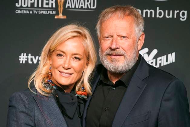 Axel Milberg, Schauspieler, und seine Ehefrau Edith Milberg zu Gast auf dem roten Teppich bei der Preisverleihung des 47. Jupiter-Award im Altonaer Kaispeicher am 10.04.2025 in Hamburg Hamburg Deutschland