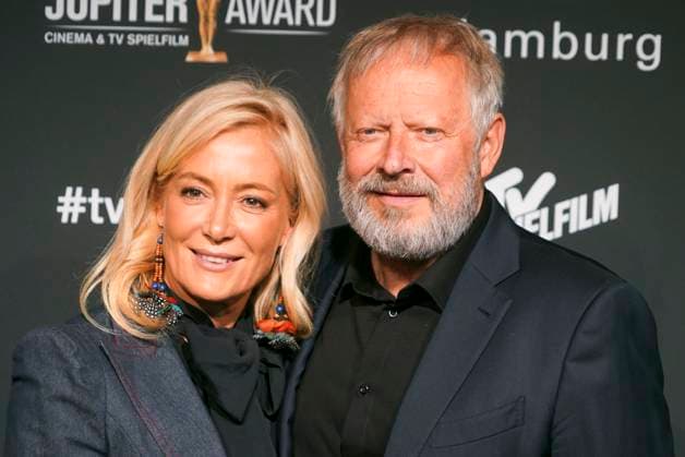 Axel Milberg, Schauspieler, und seine Ehefrau Edith Milberg zu Gast auf dem roten Teppich bei der Preisverleihung des 47. Jupiter-Award im Altonaer Kaispeicher am 10.04.2025 in Hamburg Hamburg Deutschland *** Axel Milberg, actor, and his wife Edith Milberg as guests on the red carpet at the 47 Jupiter Award ceremony at Altonaer Kaispeicher on 10 04 2025 in Hamburg Hamburg Germany