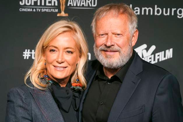 Axel Milberg, Schauspieler, und seine Ehefrau Edith Milberg zu Gast auf dem roten Teppich bei der Preisverleihung des 47. Jupiter-Award im Altonaer Kaispeicher am 10.04.2025 in Hamburg Hamburg Deutschland
