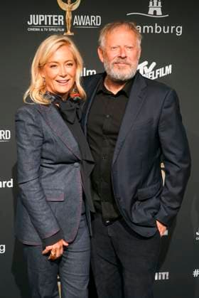 Axel Milberg, Schauspieler, und seine Ehefrau Edith Milberg zu Gast auf dem roten Teppich bei der Preisverleihung des 47. Jupiter-Award im Altonaer Kaispeicher am 10.04.2025 in Hamburg Hamburg Deutschland