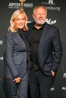 Axel Milberg, Schauspieler, und seine Ehefrau Edith Milberg zu Gast auf dem roten Teppich bei der Preisverleihung des 47. Jupiter-Award im Altonaer Kaispeicher am 10.04.2025 in Hamburg Hamburg Deutschland