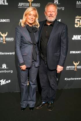 Axel Milberg, Schauspieler, und seine Ehefrau Edith Milberg zu Gast auf dem roten Teppich bei der Preisverleihung des 47. Jupiter-Award im Altonaer Kaispeicher am 10.04.2025 in Hamburg Hamburg Deutschland