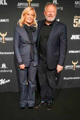 Axel Milberg, Schauspieler, und seine Ehefrau Edith Milberg zu Gast auf dem roten Teppich bei der Preisverleihung des 47. Jupiter-Award im Altonaer Kaispeicher am 10.04.2025 in Hamburg Hamburg Deutschland