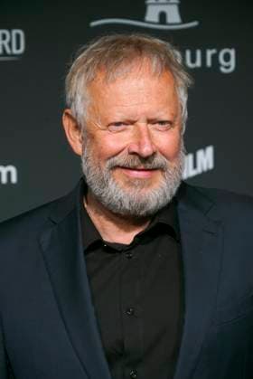 Axel Milberg Schauspieler zu Gast auf dem roten Teppich bei der Preisverleihung des 47. Jupiter-Award im Altonaer Kaispeicher am 10.04.2025 in Hamburg Hamburg Deutschland