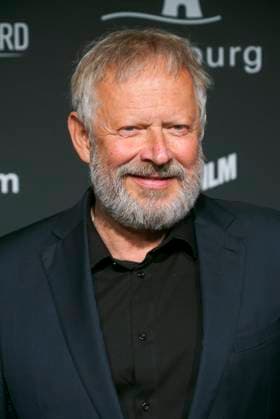 Axel Milberg Schauspieler zu Gast auf dem roten Teppich bei der Preisverleihung des 47. Jupiter-Award im Altonaer Kaispeicher am 10.04.2025 in Hamburg Hamburg Deutschland