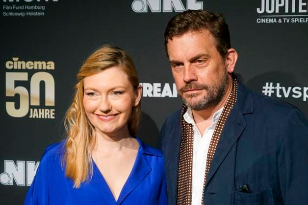 Sebastian Bezzel und Ehefrau Johanna Christine Gehlen Ehepaar Schauispieler zu Gast auf dem roten Teppich bei der Preisverleihung des 47. Jupiter-Award im Altonaer Kaispeicher am 10.04.2025 in Hamburg Hamburg Deutschland