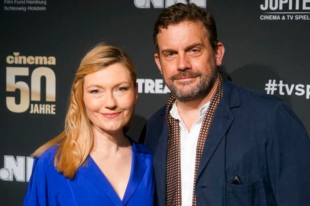 Sebastian Bezzel und Ehefrau Johanna Christine Gehlen Ehepaar Schauispieler zu Gast auf dem roten Teppich bei der Preisverleihung des 47. Jupiter-Award im Altonaer Kaispeicher am 10.04.2025 in Hamburg Hamburg Deutschland