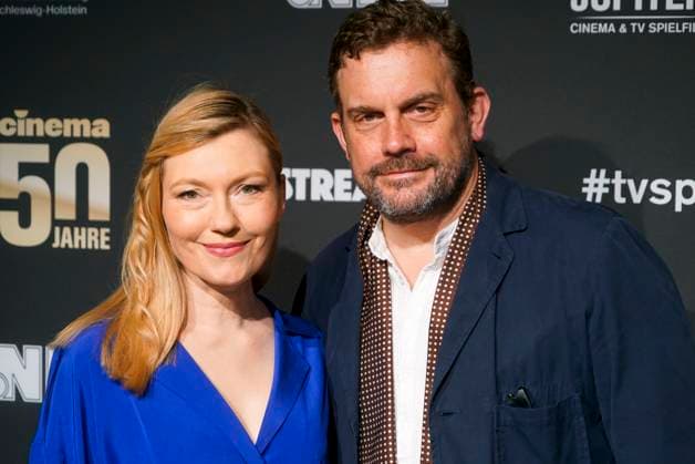 Sebastian Bezzel und Ehefrau Johanna Christine Gehlen Ehepaar Schauispieler zu Gast auf dem roten Teppich bei der Preisverleihung des 47. Jupiter-Award im Altonaer Kaispeicher am 10.04.2025 in Hamburg Hamburg Deutschland
