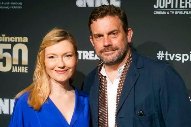 Sebastian Bezzel und Ehefrau Johanna Christine Gehlen Ehepaar Schauispieler zu Gast auf dem roten Teppich bei der Preisverleihung des 47. Jupiter-Award im Altonaer Kaispeicher am 10.04.2025 in Hamburg Hamburg Deutschland