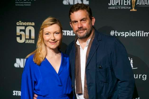 Sebastian Bezzel und Ehefrau Johanna Christine Gehlen Ehepaar Schauispieler zu Gast auf dem roten Teppich bei der Preisverleihung des 47. Jupiter-Award im Altonaer Kaispeicher am 10.04.2025 in Hamburg Hamburg Deutschland