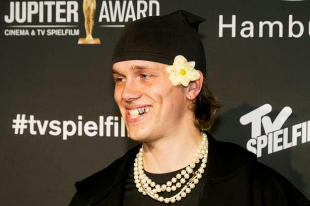 Noah Kraus, Saenger und Schauspieler, zu Gast auf dem roten Teppich bei der Preisverleihung des 47. Jupiter-Award im Altonaer Kaispeicher am 10.04.2025 in Hamburg Hamburg Deutschland