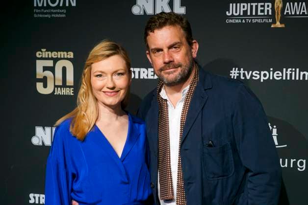 Sebastian Bezzel und Ehefrau Johanna Christine Gehlen Ehepaar Schauispieler zu Gast auf dem roten Teppich bei der Preisverleihung des 47. Jupiter-Award im Altonaer Kaispeicher am 10.04.2025 in Hamburg Hamburg Deutschland