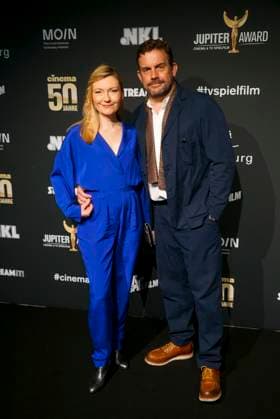 Sebastian Bezzel und Ehefrau Johanna Christine Gehlen Ehepaar Schauispieler zu Gast auf dem roten Teppich bei der Preisverleihung des 47. Jupiter-Award im Altonaer Kaispeicher am 10.04.2025 in Hamburg Hamburg Deutschland
