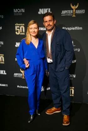 Sebastian Bezzel und Ehefrau Johanna Christine Gehlen Ehepaar Schauispieler zu Gast auf dem roten Teppich bei der Preisverleihung des 47. Jupiter-Award im Altonaer Kaispeicher am 10.04.2025 in Hamburg Hamburg Deutschland