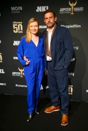 Sebastian Bezzel und Ehefrau Johanna Christine Gehlen Ehepaar Schauispieler zu Gast auf dem roten Teppich bei der Preisverleihung des 47. Jupiter-Award im Altonaer Kaispeicher am 10.04.2025 in Hamburg Hamburg Deutschland