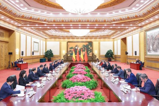 News Themen der Woche KW15 News Bilder des Tages (250411) -- BEIJING, April 11, 2025 -- Chinese Premier Li Qiang holds talks with Spanish Prime Minister Pedro Sanchez at the Great Hall of the People in Beijing, capital of China, April 11, 2025. ) CHINA-BEIJING-LI QIANG-SPANISH PM-TALKS (CN) LiuxBin 