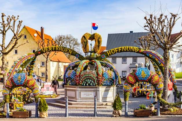 News Themen der Woche KW15 News Bilder des Tages Rund 13.000 handbemalte Eier zählt der Osterbrunnen in Schechingen im Ostalbkreis. Damit zählt er zu den größten und schönsten in ganz Ostwürttemberg. Rund 50.000 Besucher bewundern Jahr für Jahr den geschmückten Dorfbrunnen. Zu sehen ist der Osterbrunnen bis zum 27. April 2025. 11.04.2025: Schechingen, Baden-Württemberg, Deutschland, Europa *** The Easter fountain in Schechingen in the Ostalbkreis district has around 13,000 hand-painted eggs, making it one of the largest and most beautiful in the whole of East Württemberg Around 50,000 visitors admire the decorated village fountain every year The Easter fountain can be seen until April 27, 2025 11 04 2025 Schechingen, Baden Württemberg, Germany, Europe