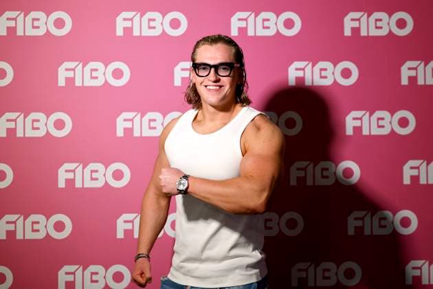 Entertainment Themen der Woche KW15 Entertainment Bilder des Tages Youtuber Ron Bielecki bei einem Auftritt auf der Internationalen Leitmesse für Fitness, Wellness und Gesundheit, sowie Bodybuilding, Kraftsport und Kampfsport FIBO 2025 in der Koelnmesse. Köln, 11.04.2025 NRW Deutschland *** Youtuber Ron Bielecki during an appearance at the leading international trade fair for fitness, wellness and health, as well as bodybuilding, weight training and martial arts FIBO 2025 at Koelnmesse Cologne, 11 04 2025 NRW Germany Copyright: xChristophxHardtx