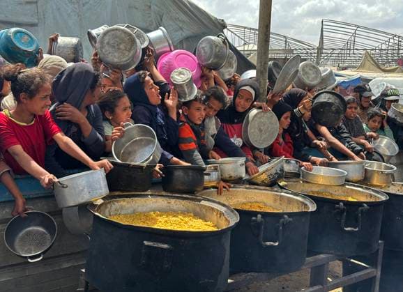 News Themen der Woche KW15 News Bilder des Tages Palestinian displaced children wait to receive free food in Khan Yunis Palestinian displaced children wait to receive free food in Khan Yunis, on April 11, 2025. Israel resumes major strikes on the Gaza Strip on March 18, ending a two-month ceasefire with Hamas. Photo by Moaz Abu Taha apaimages Khan Yunis Gaza Strip Palestinian Territory 110425_Khan_Yunis_MT_00(3) Copyright: xapaimagesxMoazxAbuxTahax xapaimagesx
